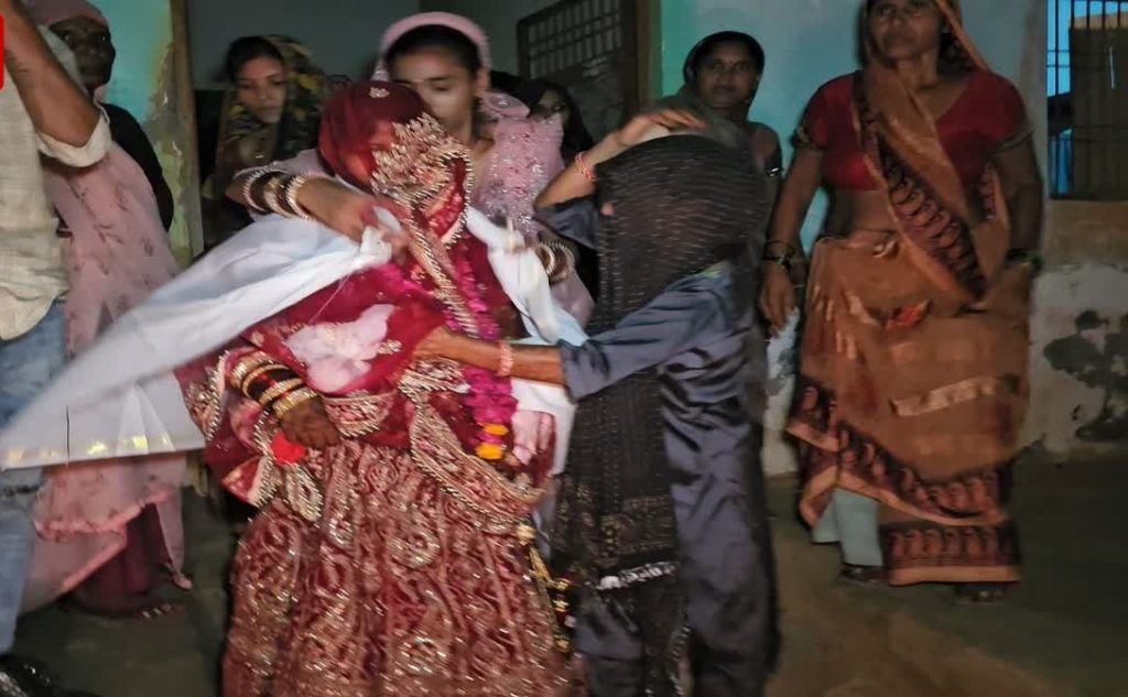 Etah में दलित बारात पर ठाकुरों का हमला, पुलिस पर भी पथराव 1 Etah में दलित बारात पर ठाकुरों का हमला