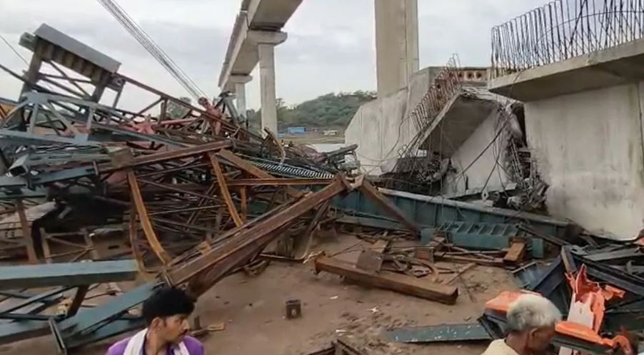 UP Bridge Collapse : यूपी में 'विकास' या विनाश? 90 करोड़ का निर्माणाधीन पुल ताश के पत्तों की तरह ढहा 1 UP Bridge Collapse