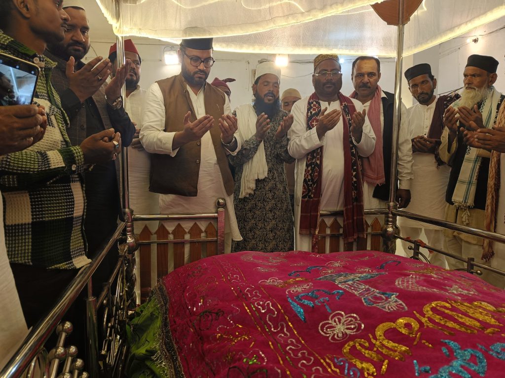 अखिलेश यादव को मुख्यमंत्री बनाने की कामना के साथ सुफियान कुरैशी ने उर्स में चादर चढ़ाई 1 IMG 20261014 WA04111